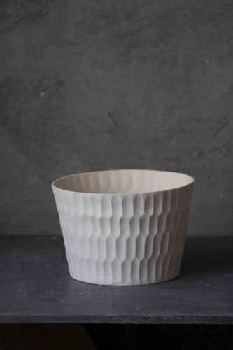 Белое керамическое кашпо дизайнерское
