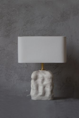 Стильная белая керамическая лампа